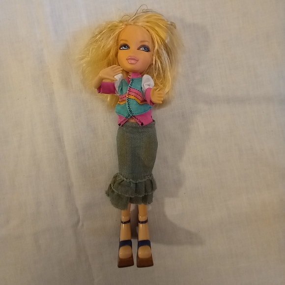 Vtg 2001 MGA Dancing Chloe Bratz Doll Short Hair Full Figure - Picture 1 of 6
